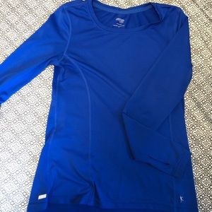 Exercise shirt with thumb holes